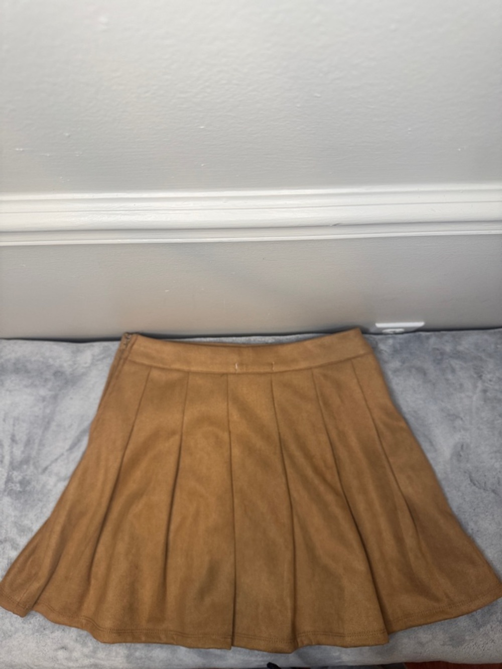 NWT Francesca’s Camel Faux Suede Pleated Mini Skirt - Size Small - Picture 4 of 4
